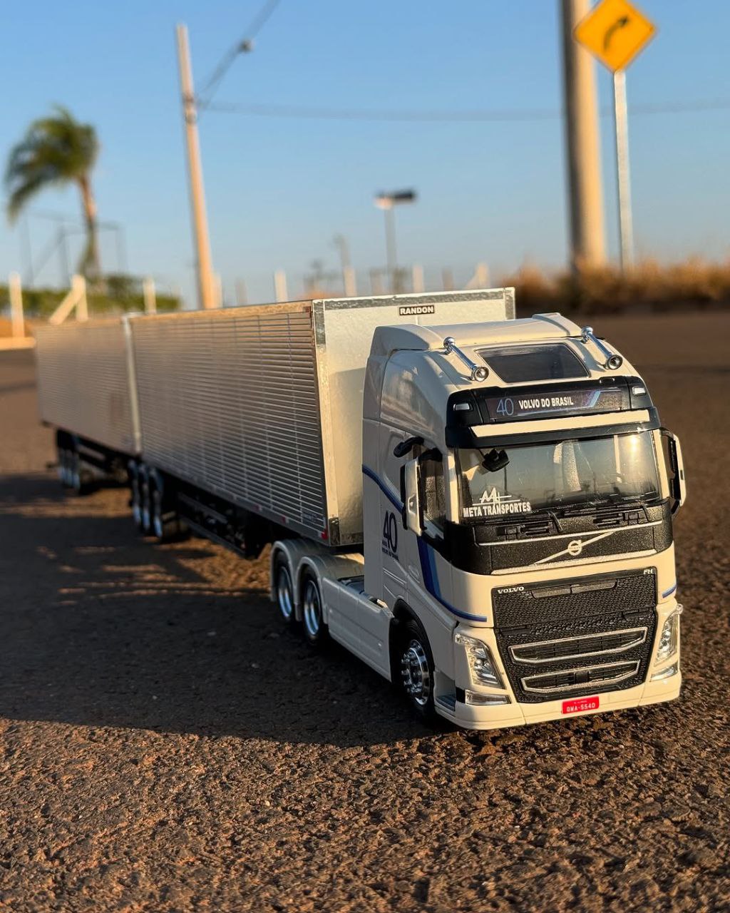 Miniatura Volvo FH Edição 40 Anos + Rodotrem Baú Randon – Escala 1/24 (Personalizável)