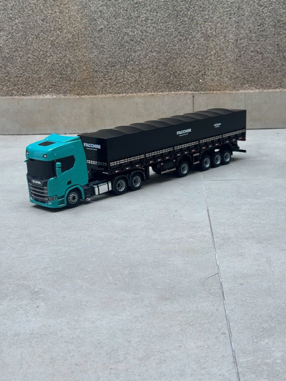 Miniatura Scania NTG + Carreta 4 Eixos Facchini – Escala 1/24 (Personalizável)