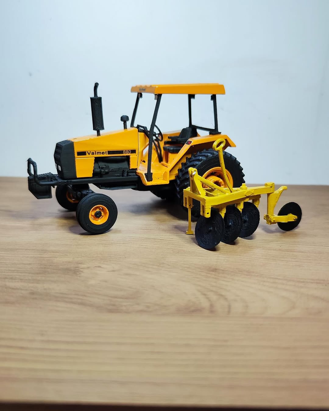 Lançamento - Miniatura Valmet 880 + Arado 3 Bacias. Escala: 1/32