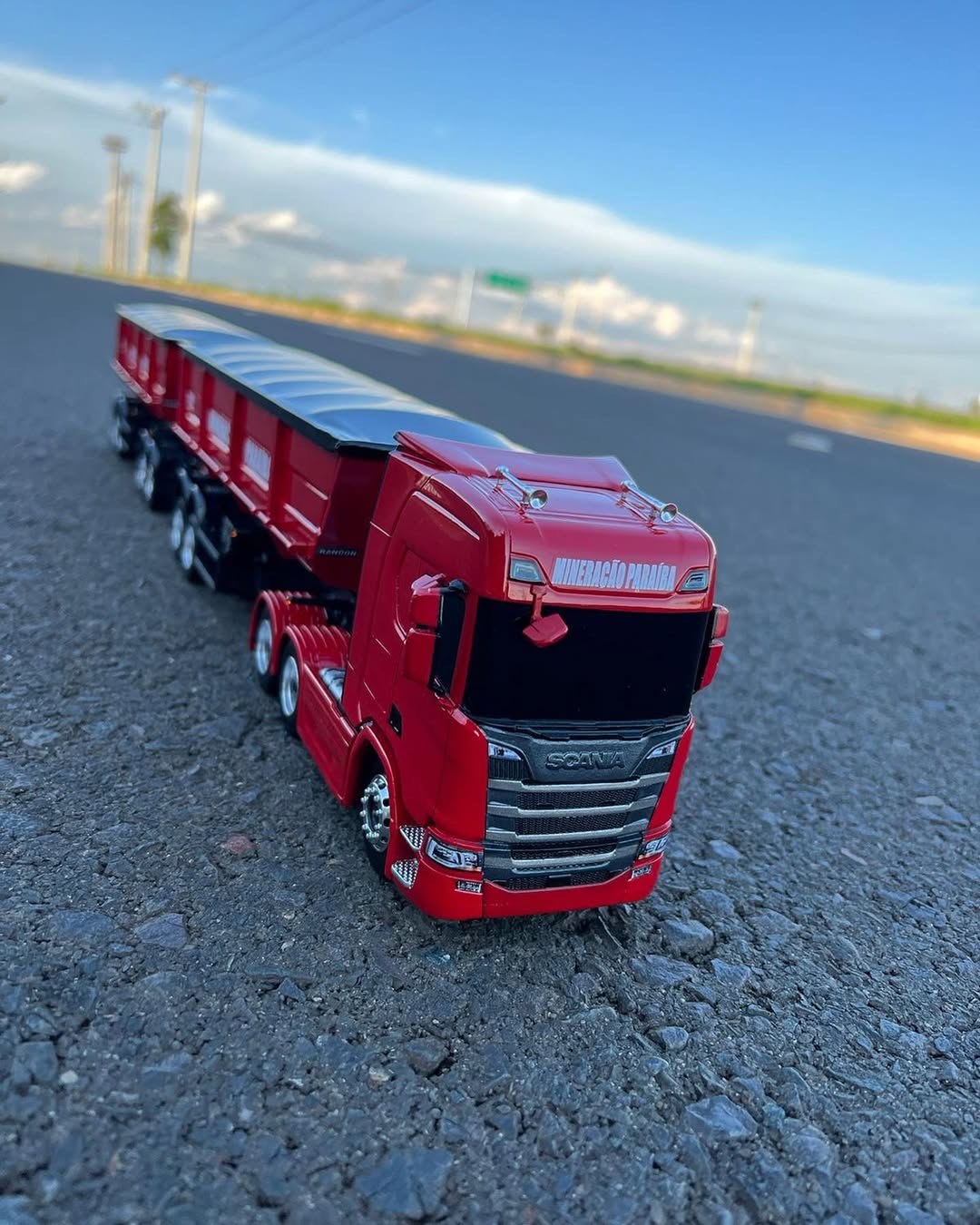 Miniatura Scania NTG R440 + Rodocaçamba Randon – Escala 1/24 (Personalizável)