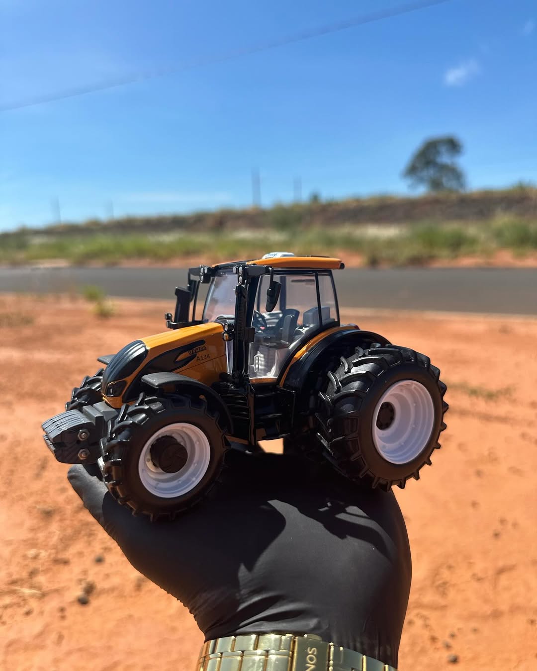 Miniatura Valtra A134 Hitech - 1/32