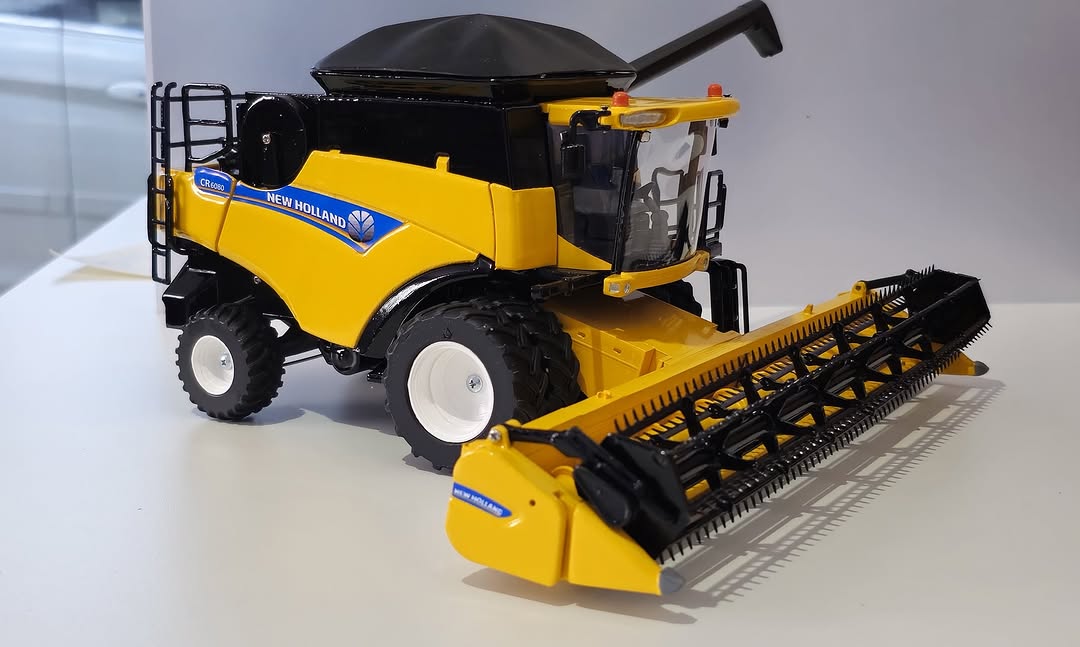 Miniatura New Holland CR 6080 (Acompanha plataforma de Soja e Milho) - 1/32