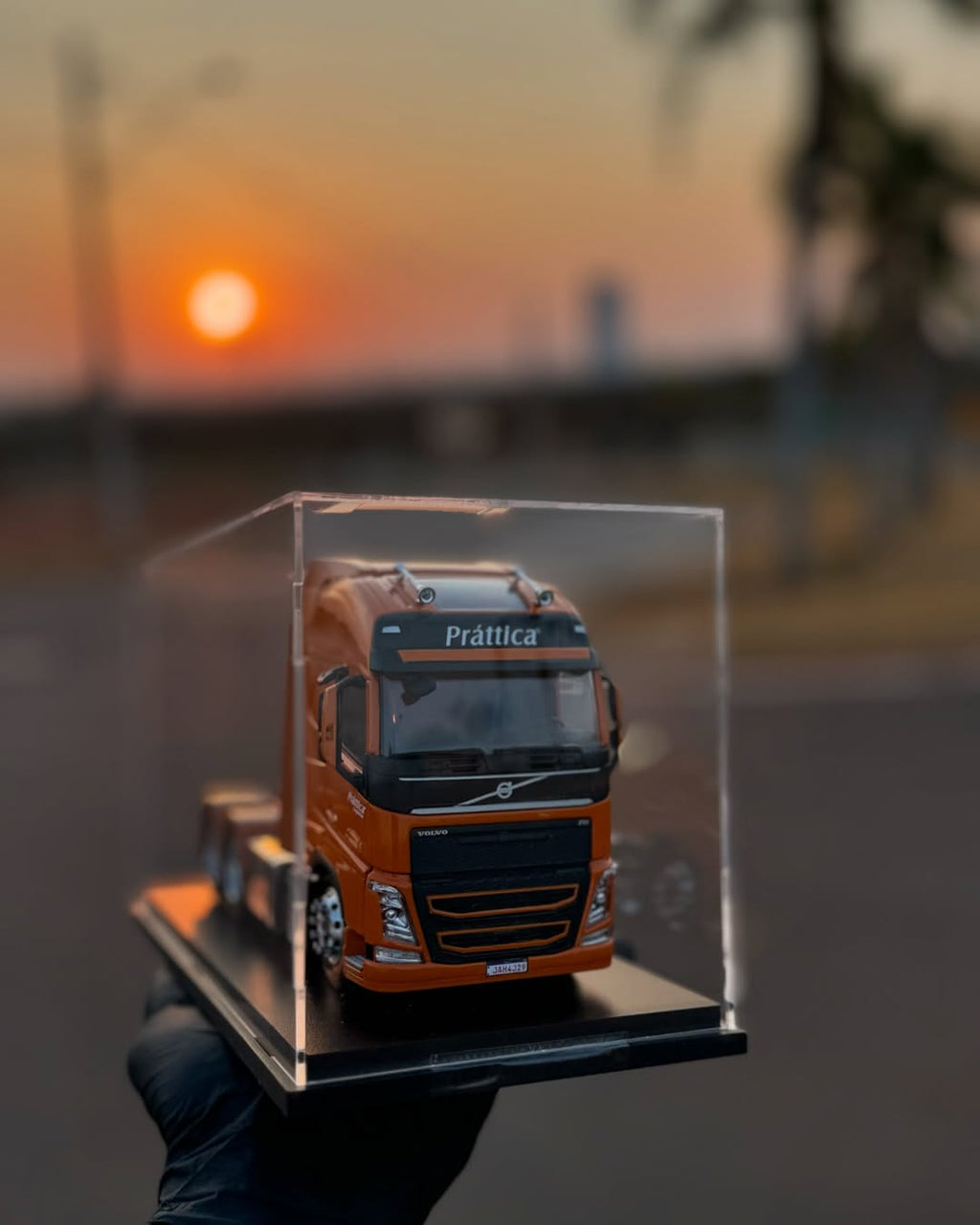 Miniatura Volvo FH – Escala 1/24 com Caixa de Acrílico (Edição Premium)