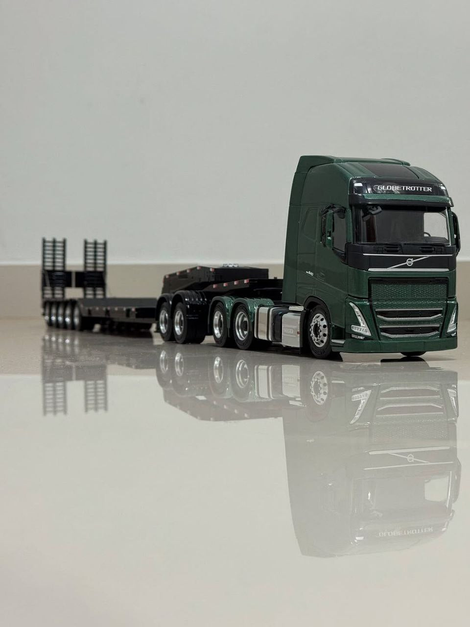 Miniatura Volvo FH com Carreta Prancha 7 Eixos (Escala 1/24)