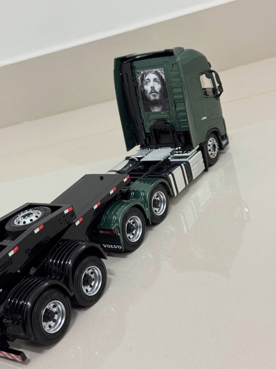 Miniatura Volvo FH com Carreta Prancha 7 Eixos (Escala 1/24)