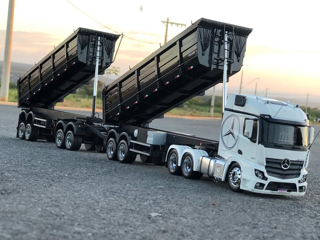 Miniatura Mercedes-Benz Arocs 3363 6x4 ClassicSpace com Rodotrem Basculante (Escala 1/24)