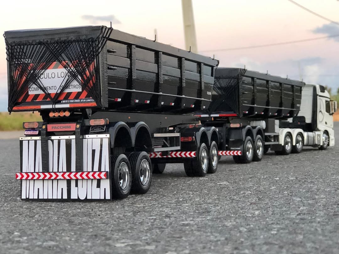 Miniatura Mercedes-Benz Arocs 3363 6x4 ClassicSpace com Rodotrem Basculante (Escala 1/24)