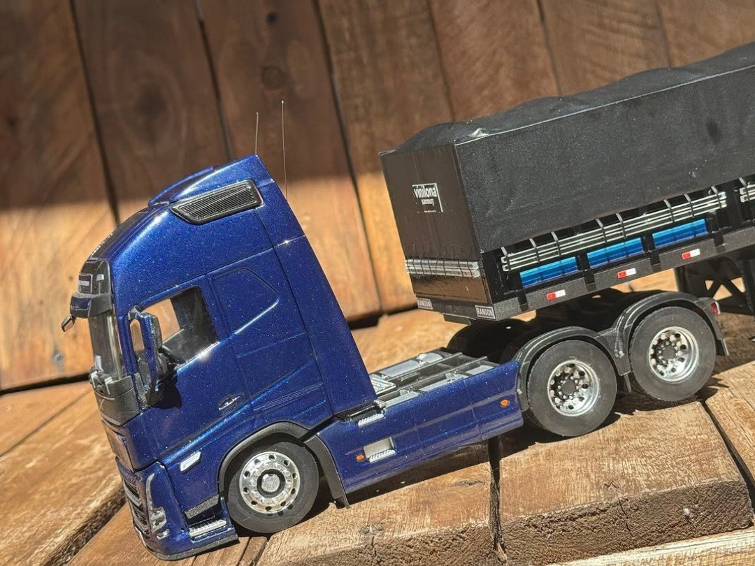 Volvo FH Globetrotter Azul Metálico + Carreta Dupla RC 1/14 - (Controle Remoto)