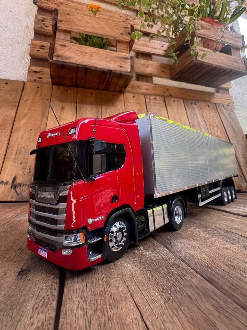 Scania NTG RC 1/14 + Carreta Baú - ( Controle Remoto )