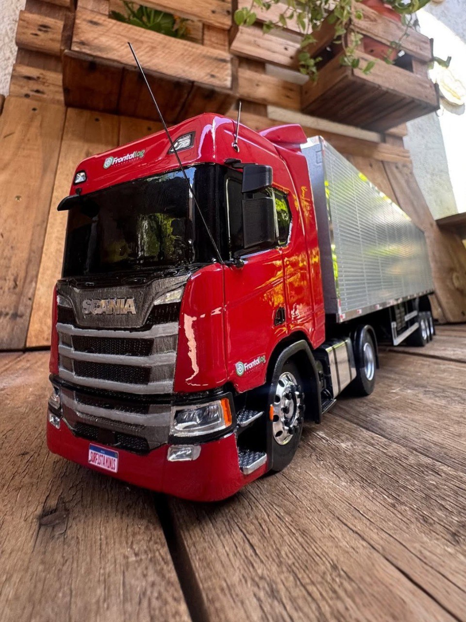 Scania NTG RC 1/14 + Carreta Baú - ( Controle Remoto )