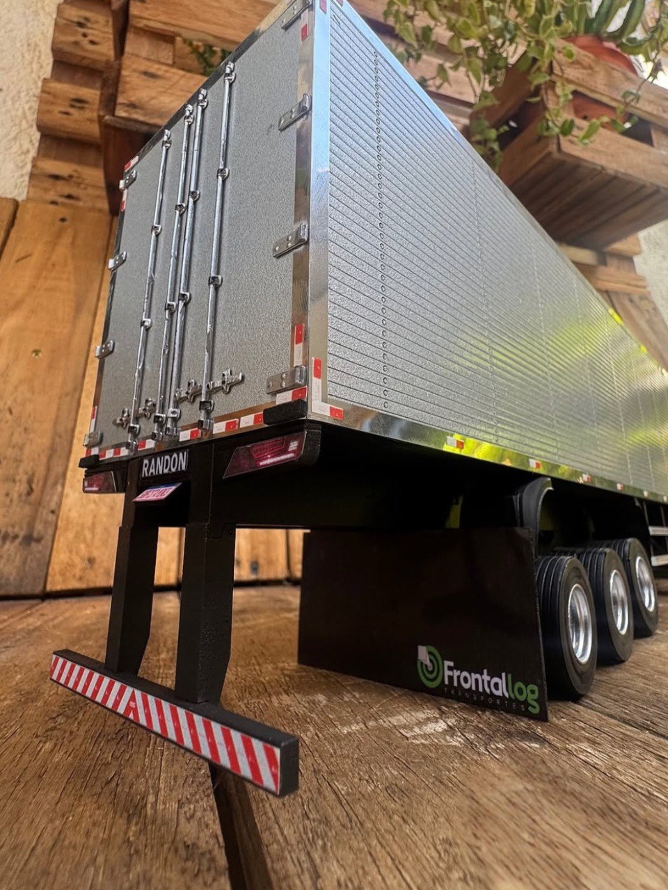 Scania NTG RC 1/14 + Carreta Baú - ( Controle Remoto )