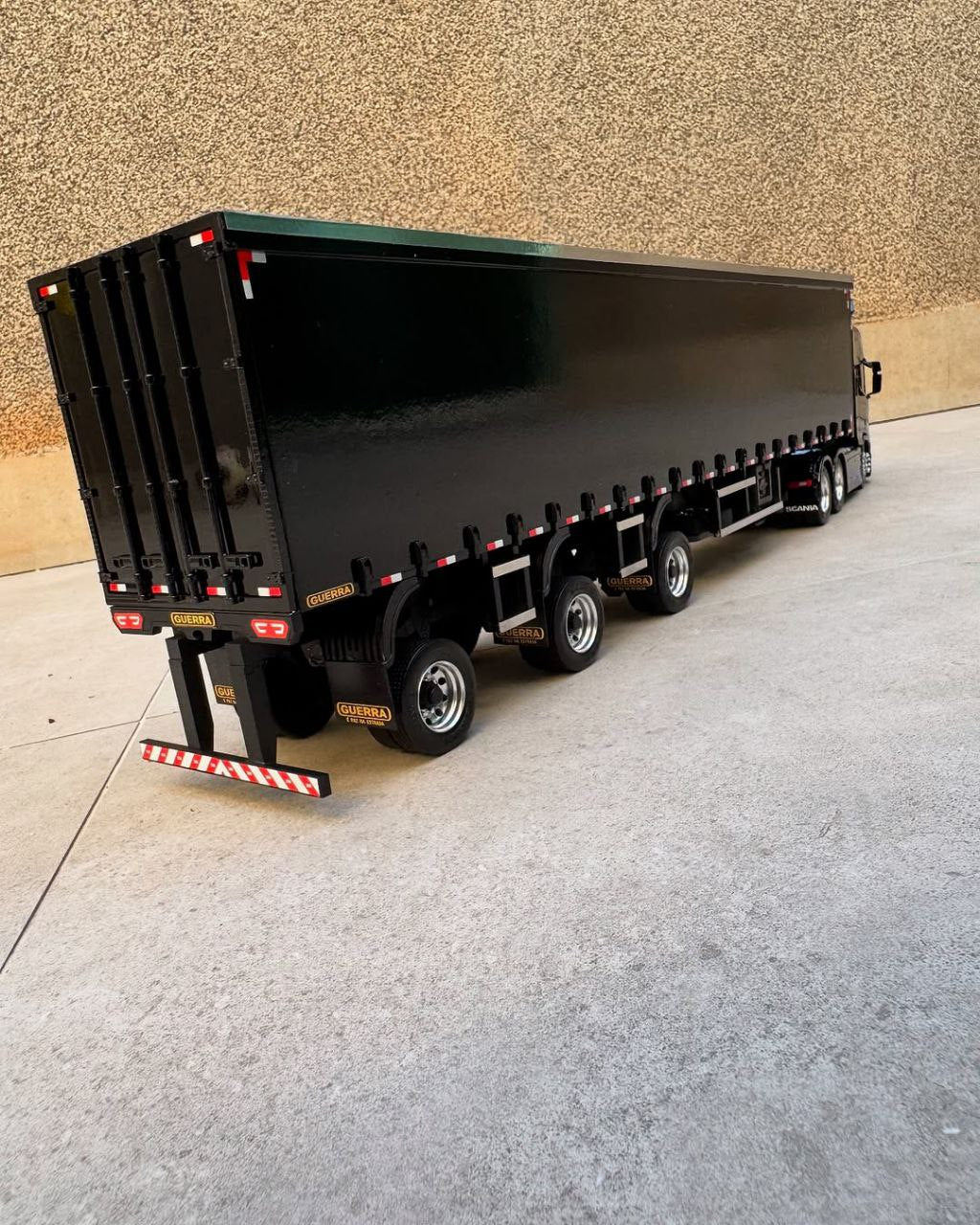 Caminhão Scania NTG Carreta Vanderleia Sider Guerra RC – Escala 1/24 (Controle Remoto)