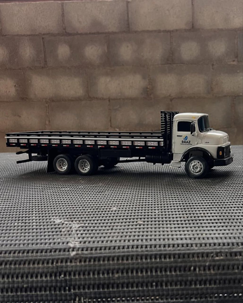 Miniatura Mercedes-Benz 1313 Plataforma Branco - Escala 1/24